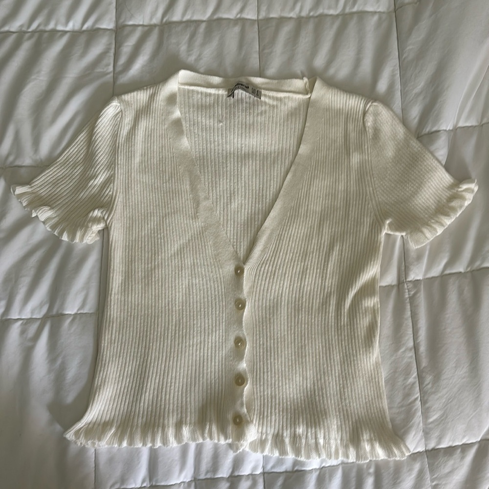 Stradivarius button front short sleeve sweater cardigan ivory. Small